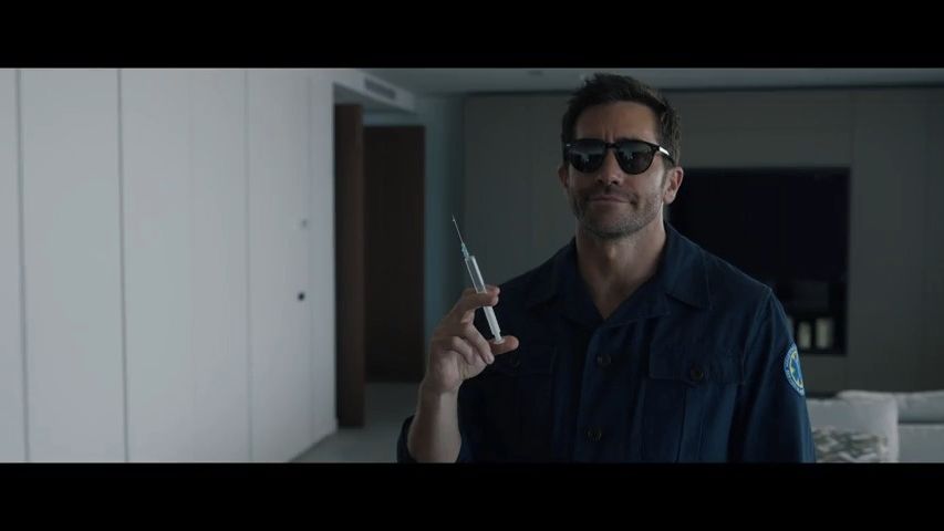 Gyllenhaal a Cavill na stopě lupičskému tyranovi. Mistr gangsterek Guy Ritchie představuje novinku